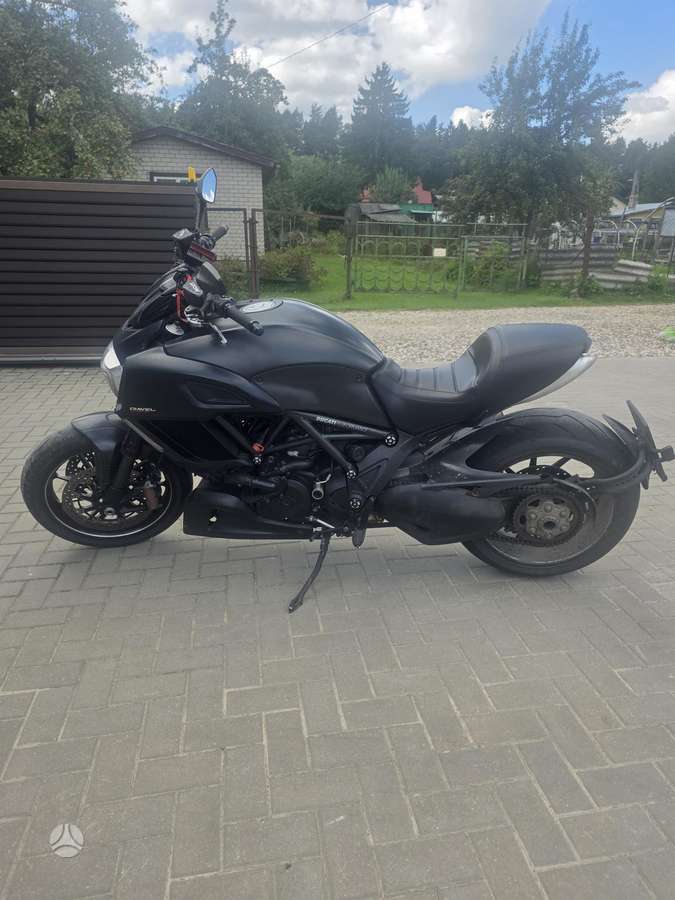 Ducati Diavel 1200cc, street / classic