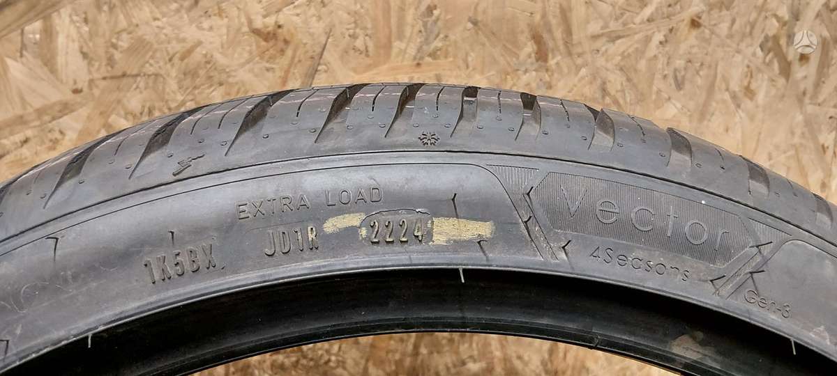 Goodyear Vector4Seasons, winter 235/40 R20