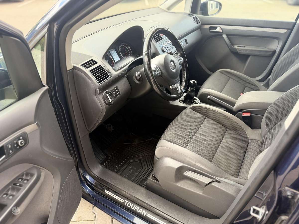 Volkswagen Touran - 12