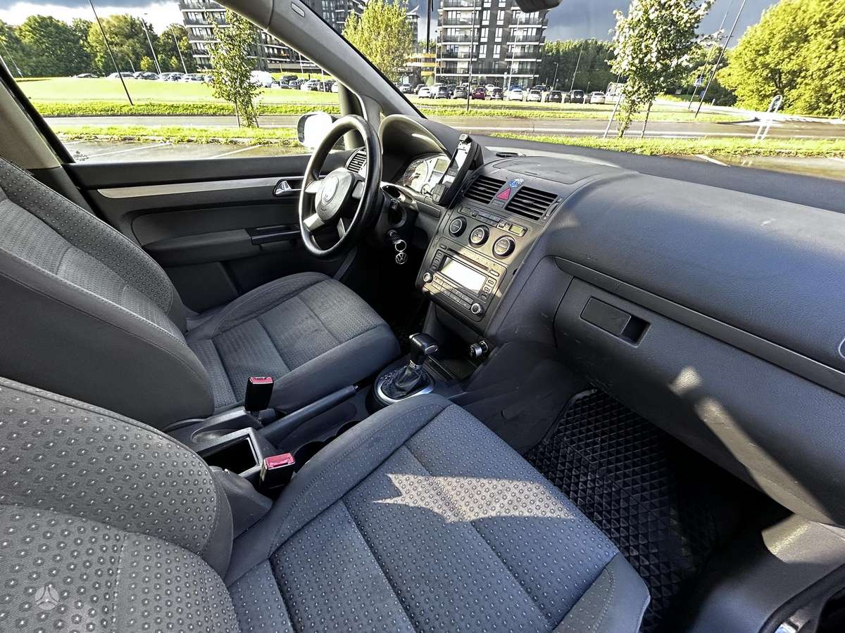 Volkswagen Touran - 11