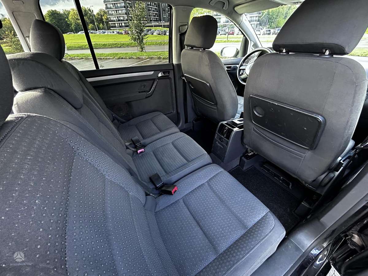 Volkswagen Touran - 12