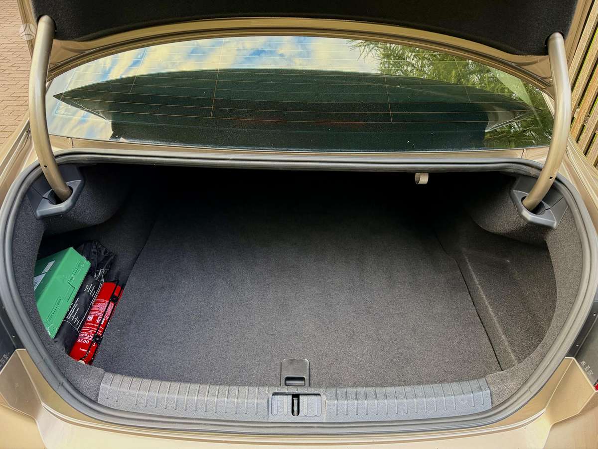 Volkswagen Passat - 9