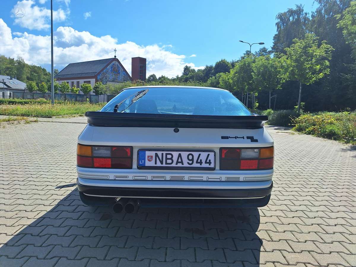 Porsche 944 - 8