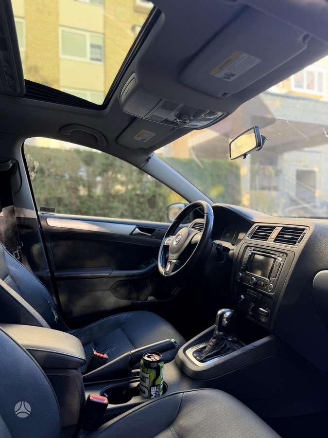 Volkswagen Jetta - 11