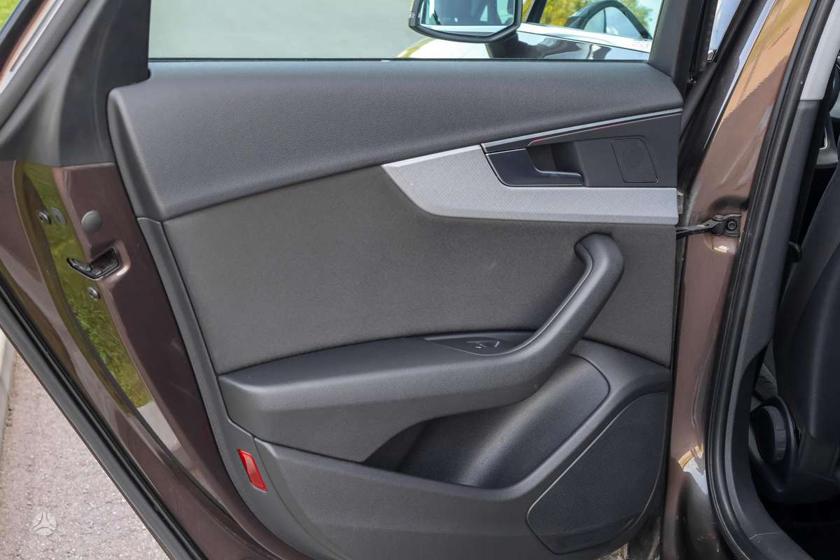 Audi A4, 2.0 l., Седан