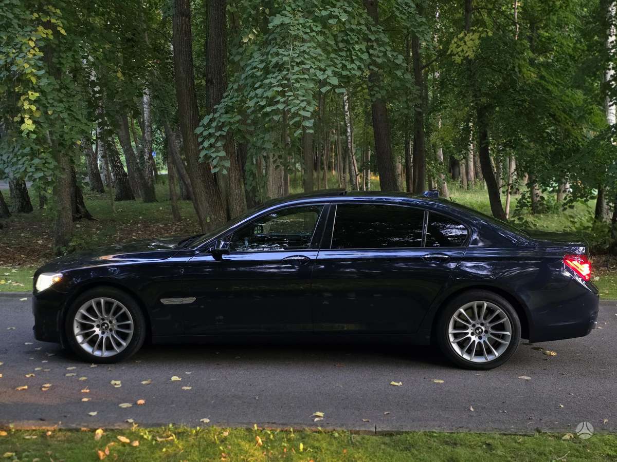 BMW 750, 4.4 l., Седан