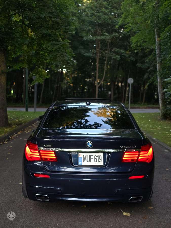 BMW 750, 4.4 l., Седан