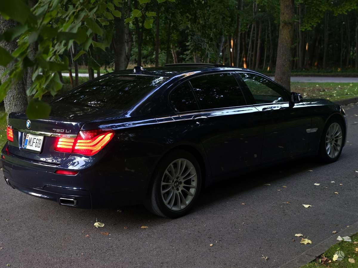 BMW 750, 4.4 l., Седан