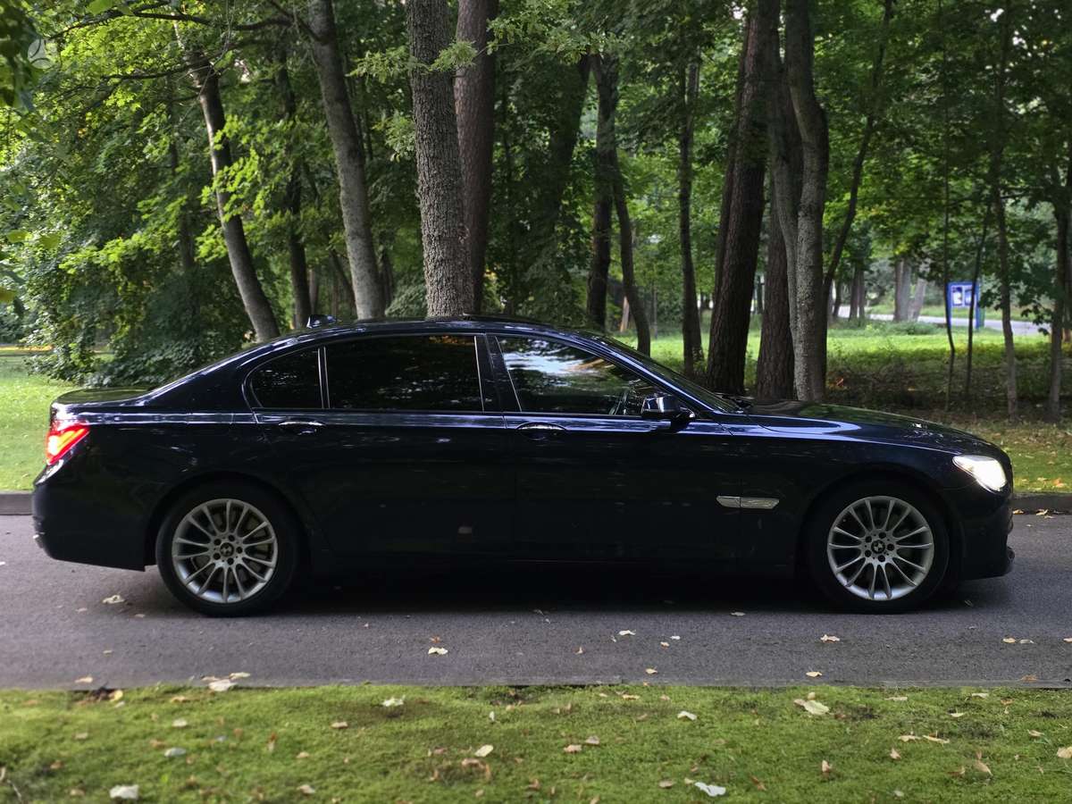 BMW 750, 4.4 l., Седан