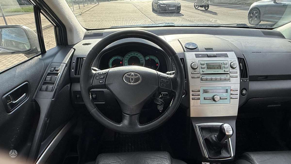 Toyota Corolla Verso - 8