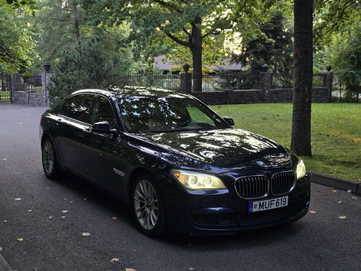 BMW 750, 4.4 l., Седан