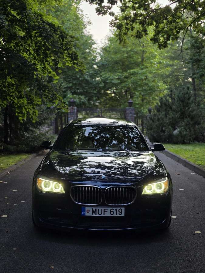 BMW 750, 4.4 l., Седан
