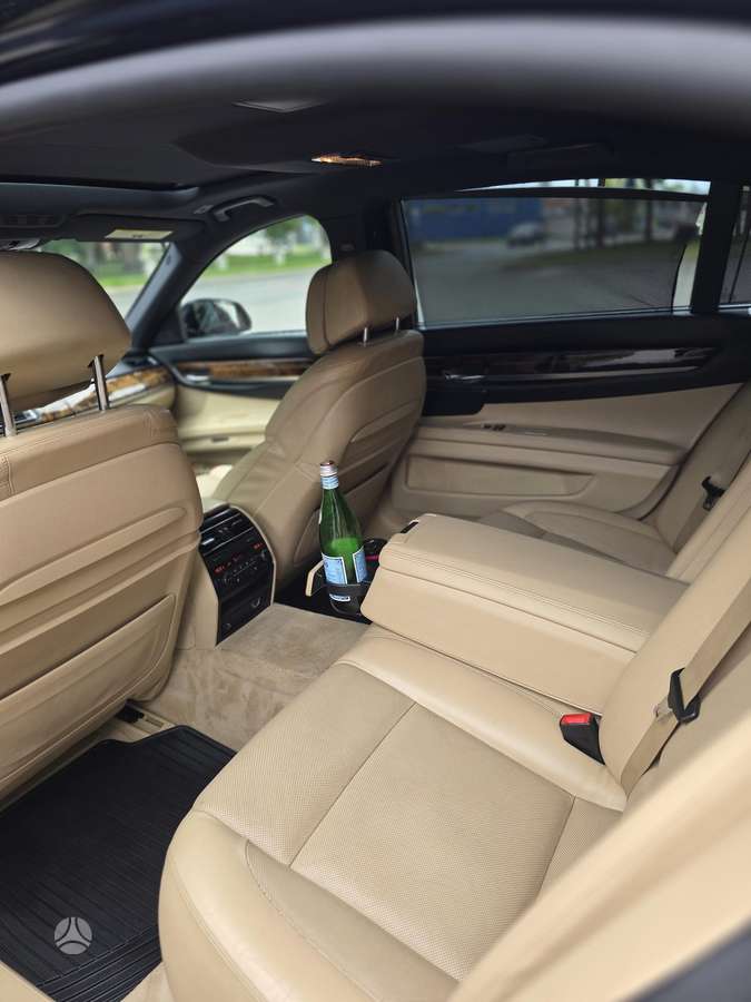 BMW 750, 4.4 l., Седан