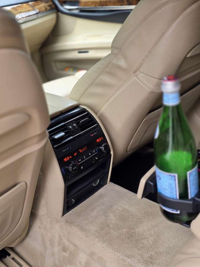 BMW 750, 4.4 l., Седан