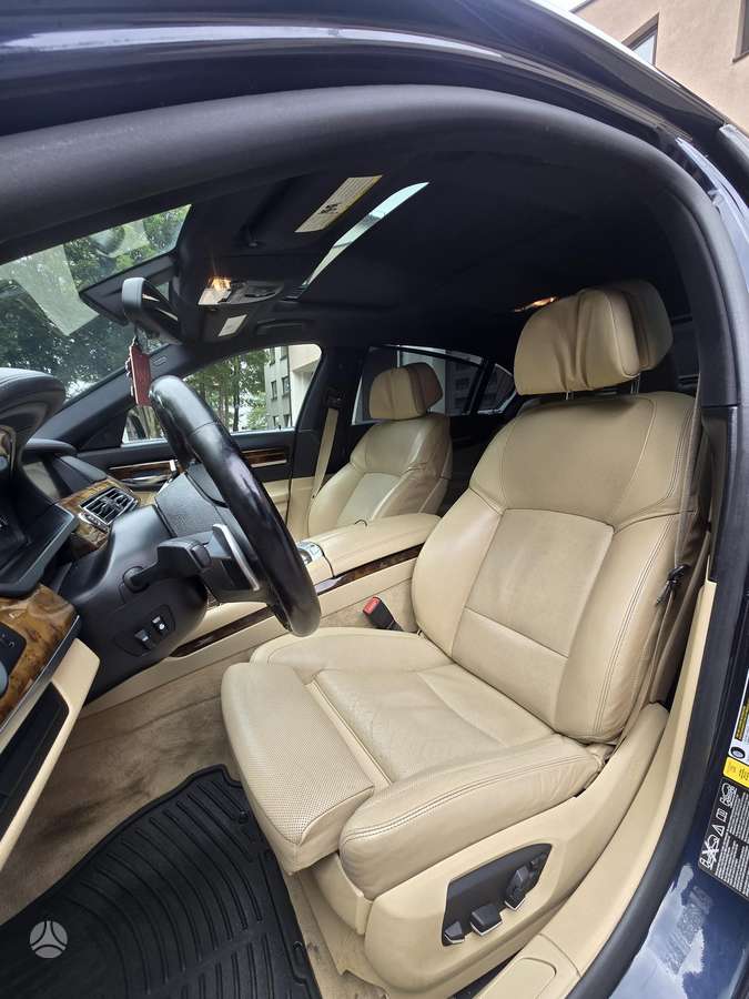 BMW 750, 4.4 l., Седан