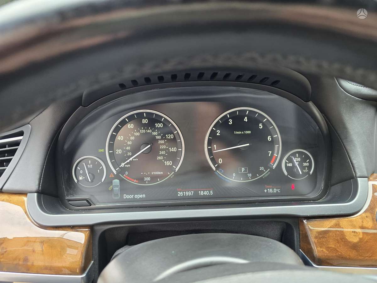 BMW 750, 4.4 l., Седан