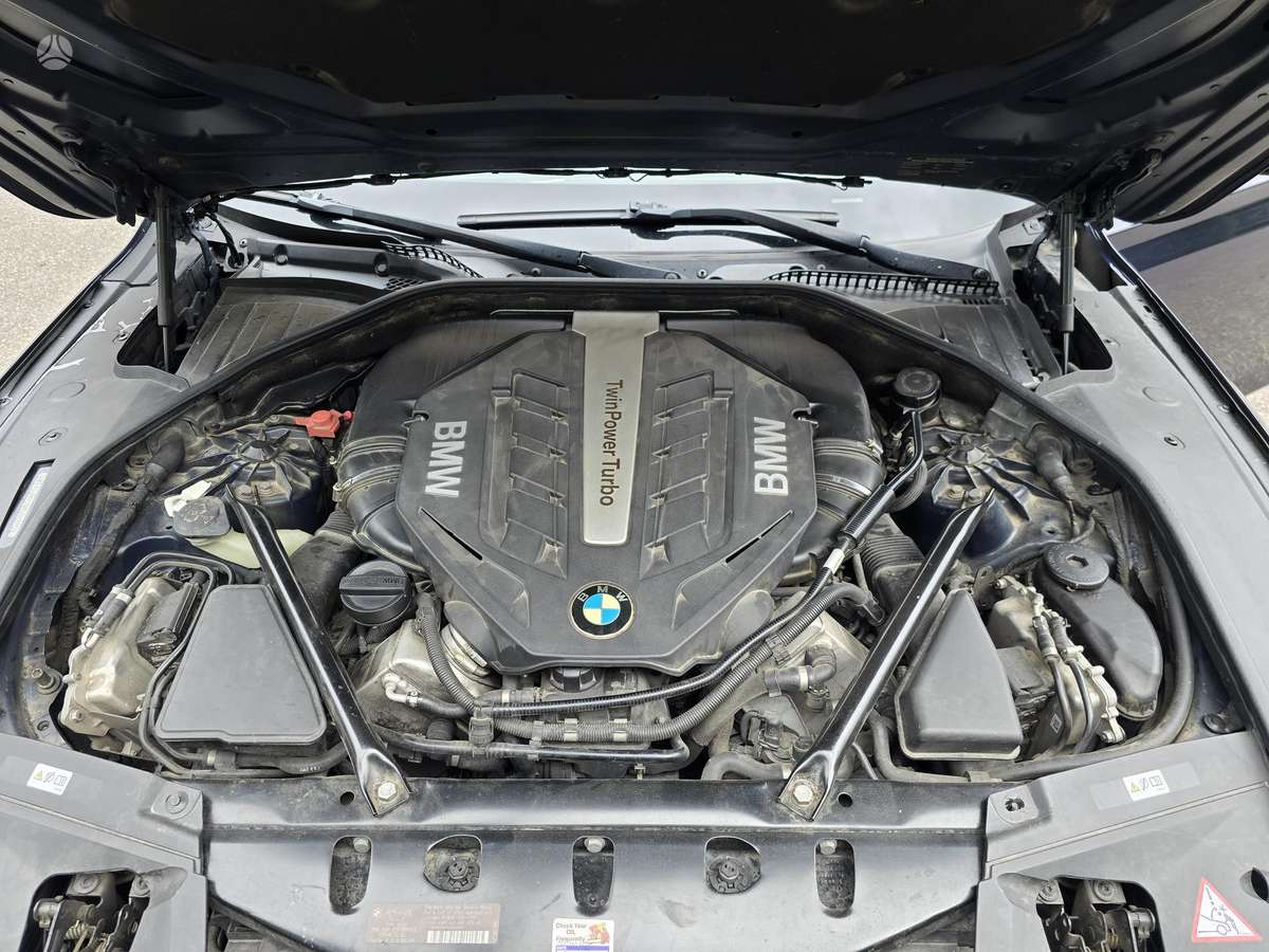 BMW 750, 4.4 l., Седан