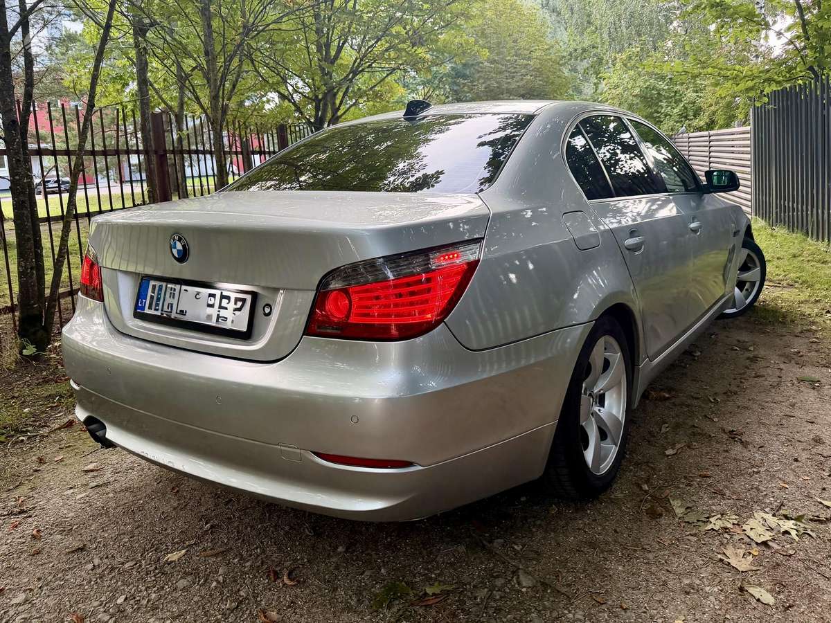 BMW 525, Седан