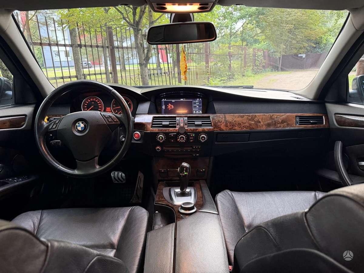 BMW 525, Седан