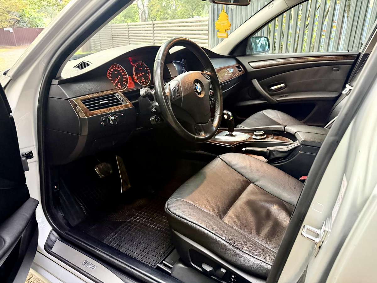BMW 525, Седан