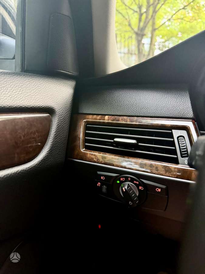 BMW 525, Седан