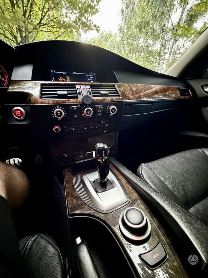 BMW 525, Седан