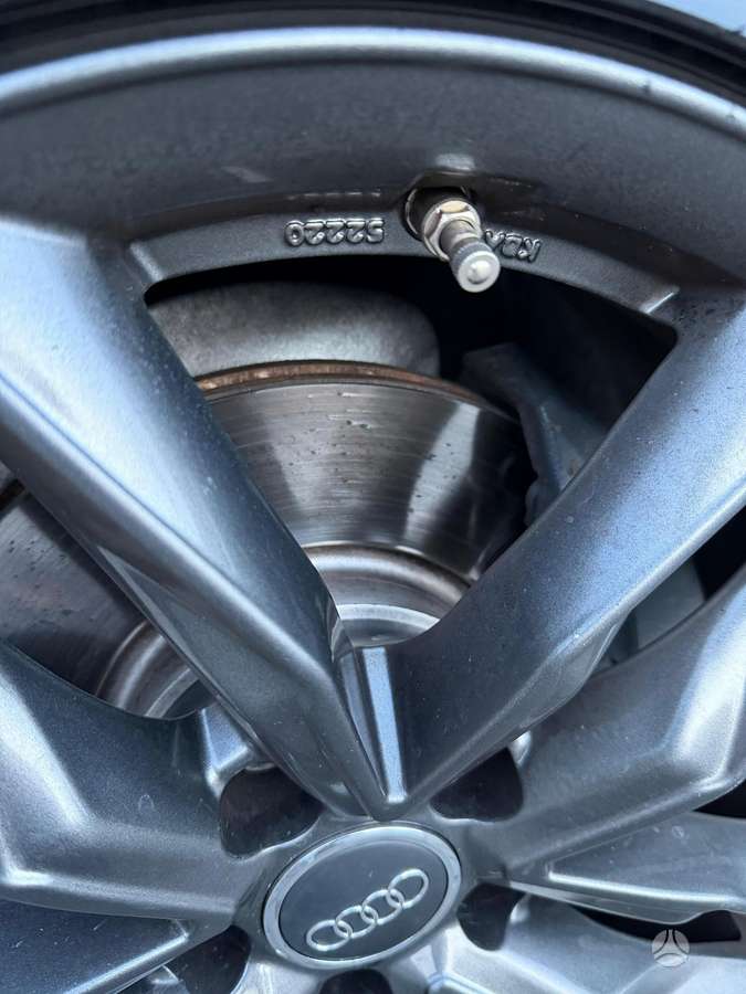 Audi A4, universalas