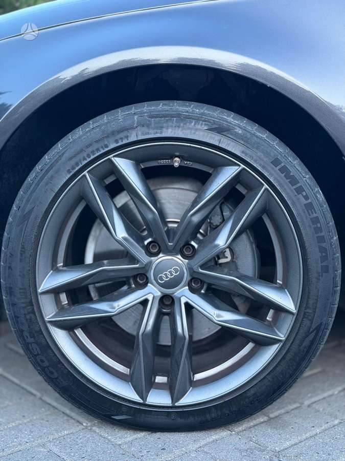 Audi A4, universalas