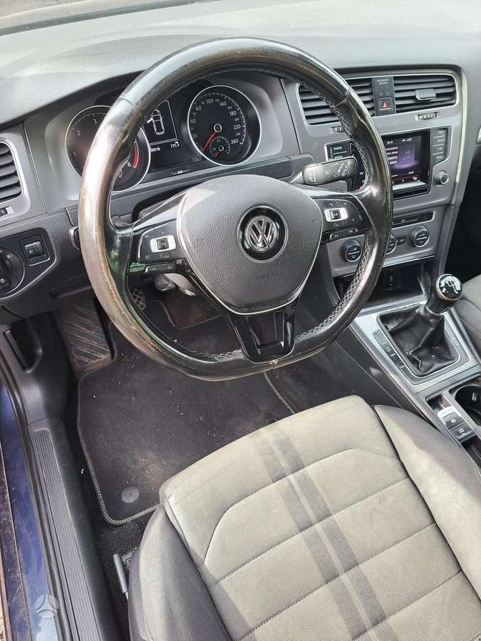 Volkswagen Golf - 1