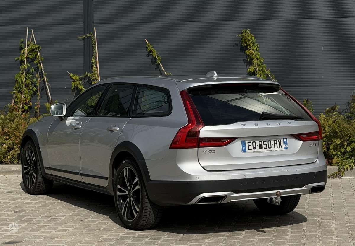 Volvo V90 Cross Country - 3