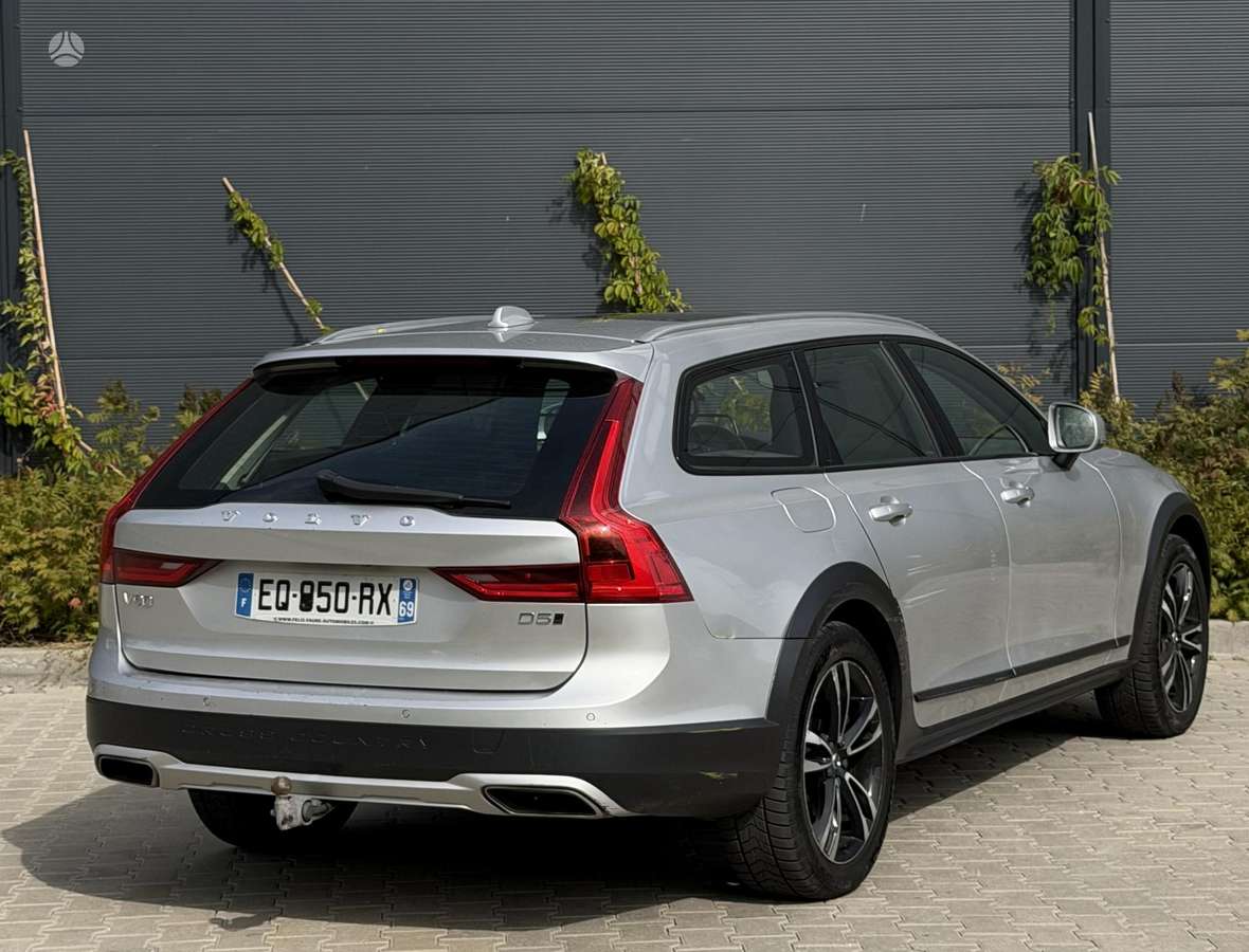 Volvo V90 Cross Country - 4