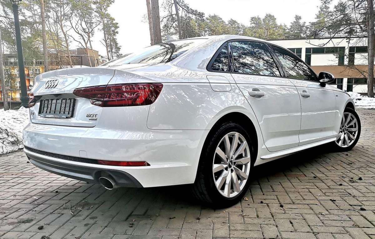 Audi A4, 2.0 l., Седан