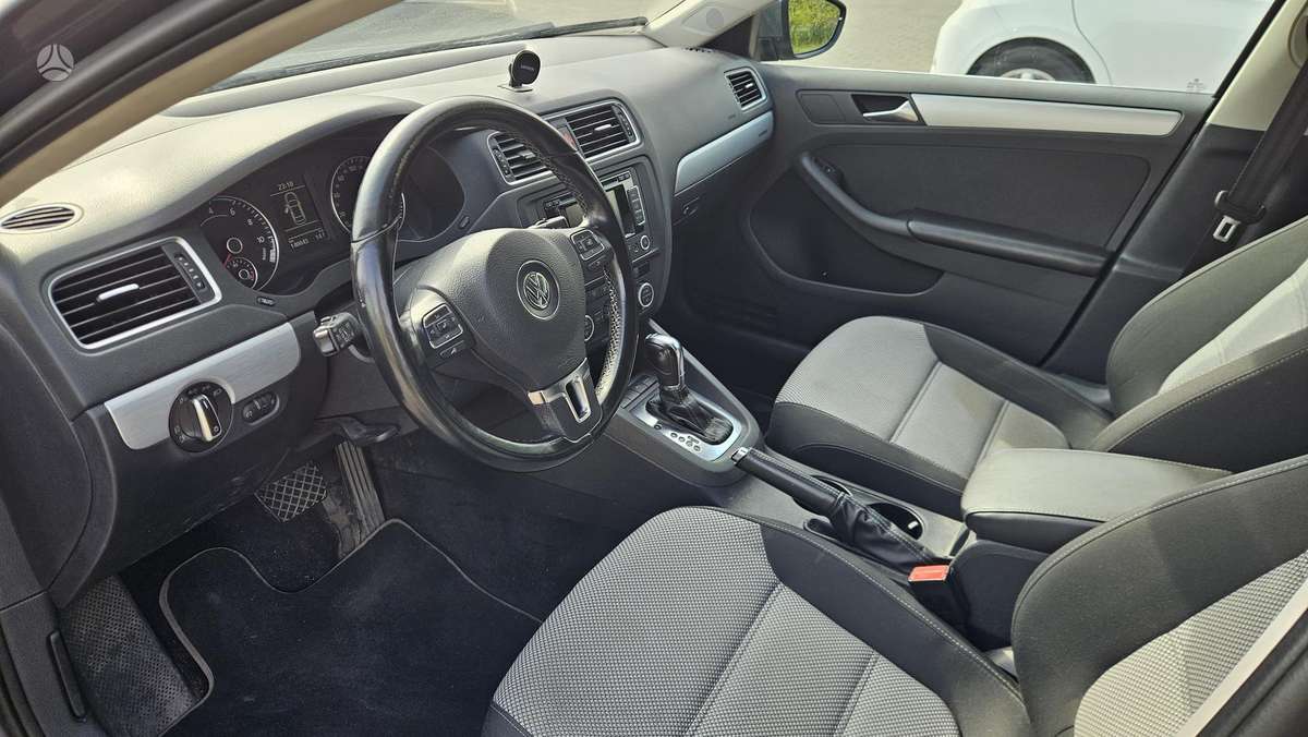 Volkswagen Jetta - 8