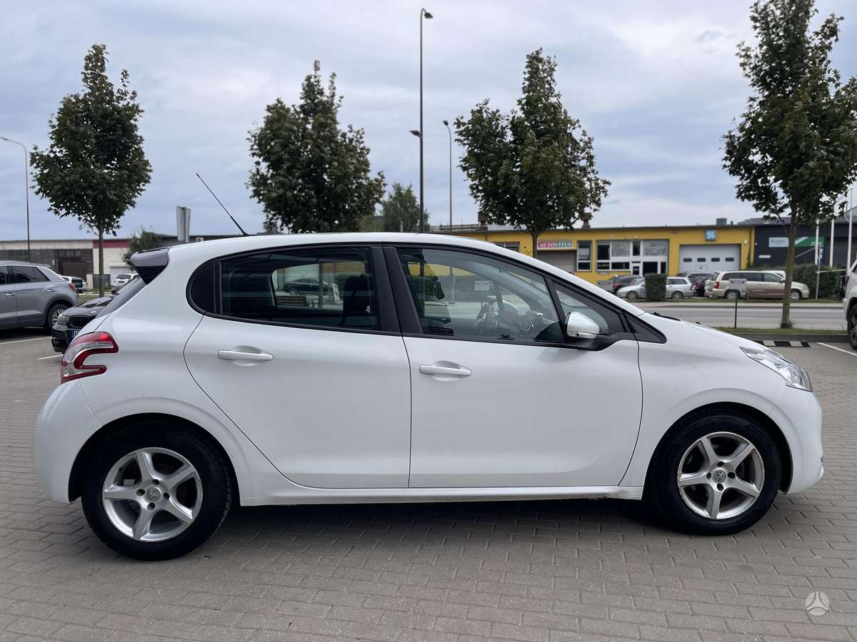 Peugeot 208 - 8