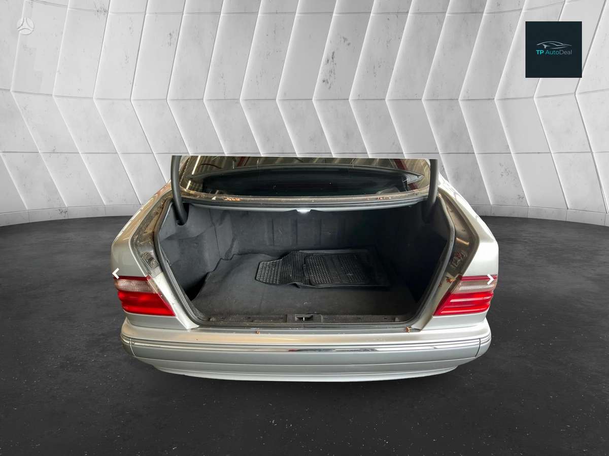Mercedes-Benz E240, 2.4 l., Седан