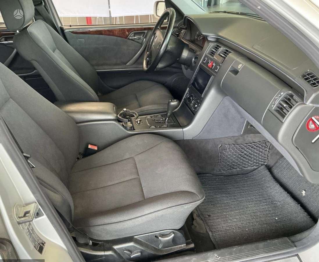 Mercedes-Benz E240, 2.4 l., Седан