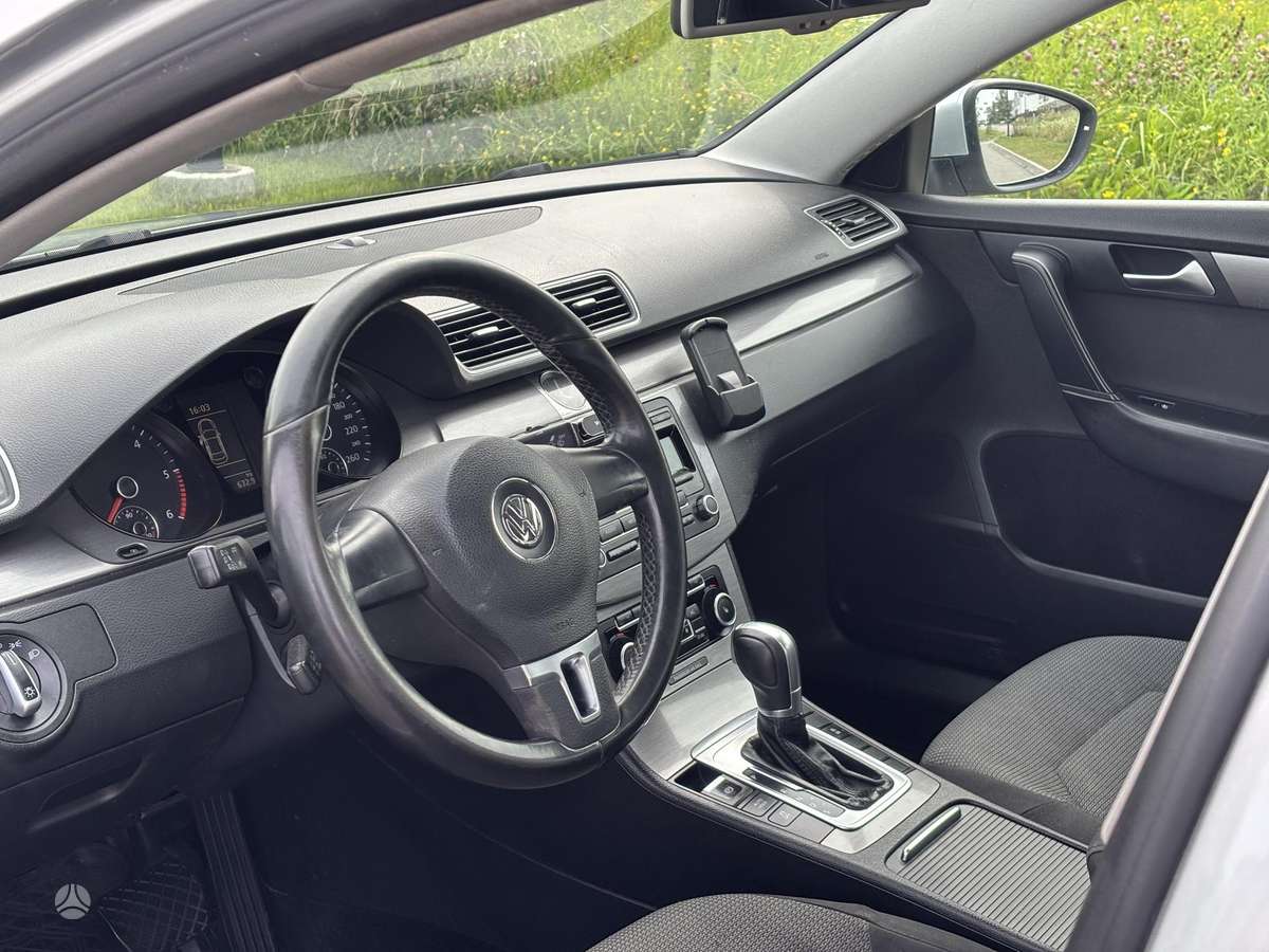 Volkswagen Passat - 11