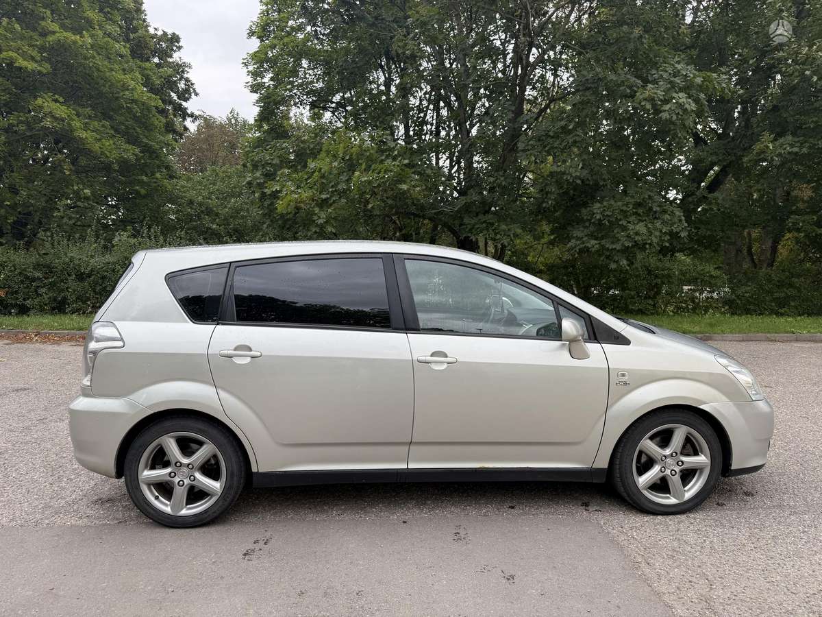 Toyota Corolla Verso, Седан