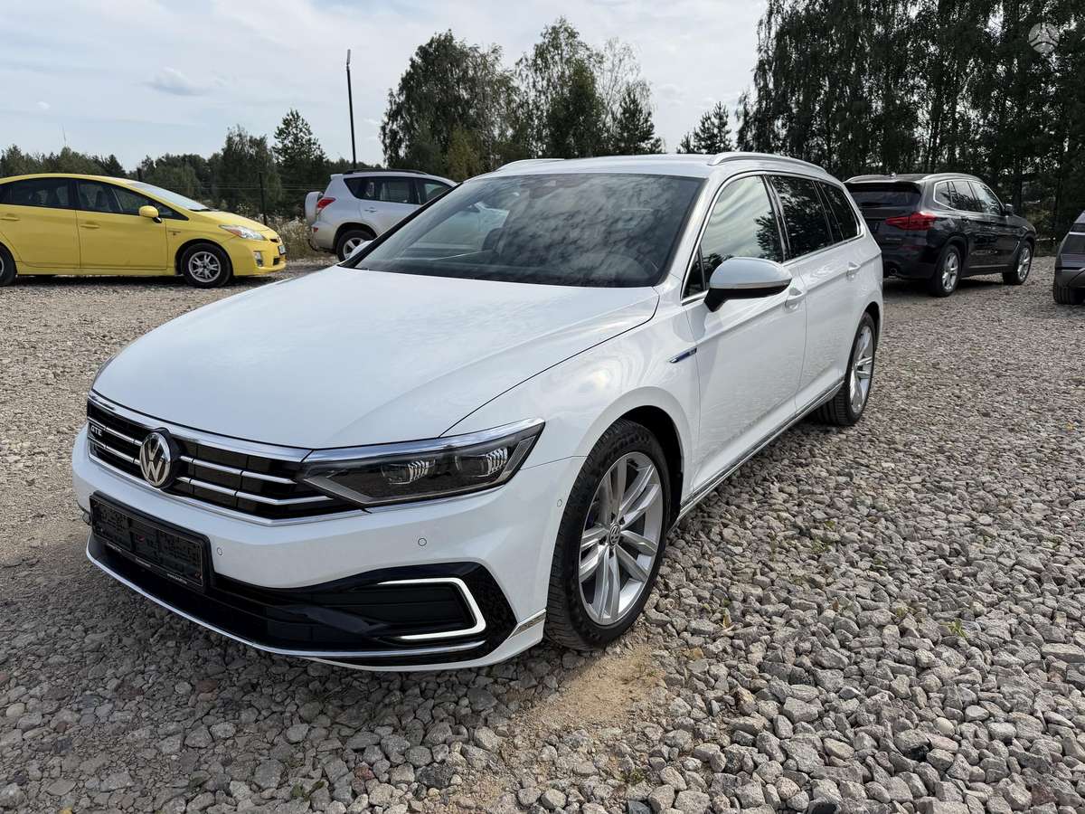 Volkswagen Passat - 1