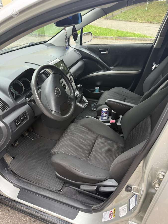 Toyota Corolla Verso, Седан