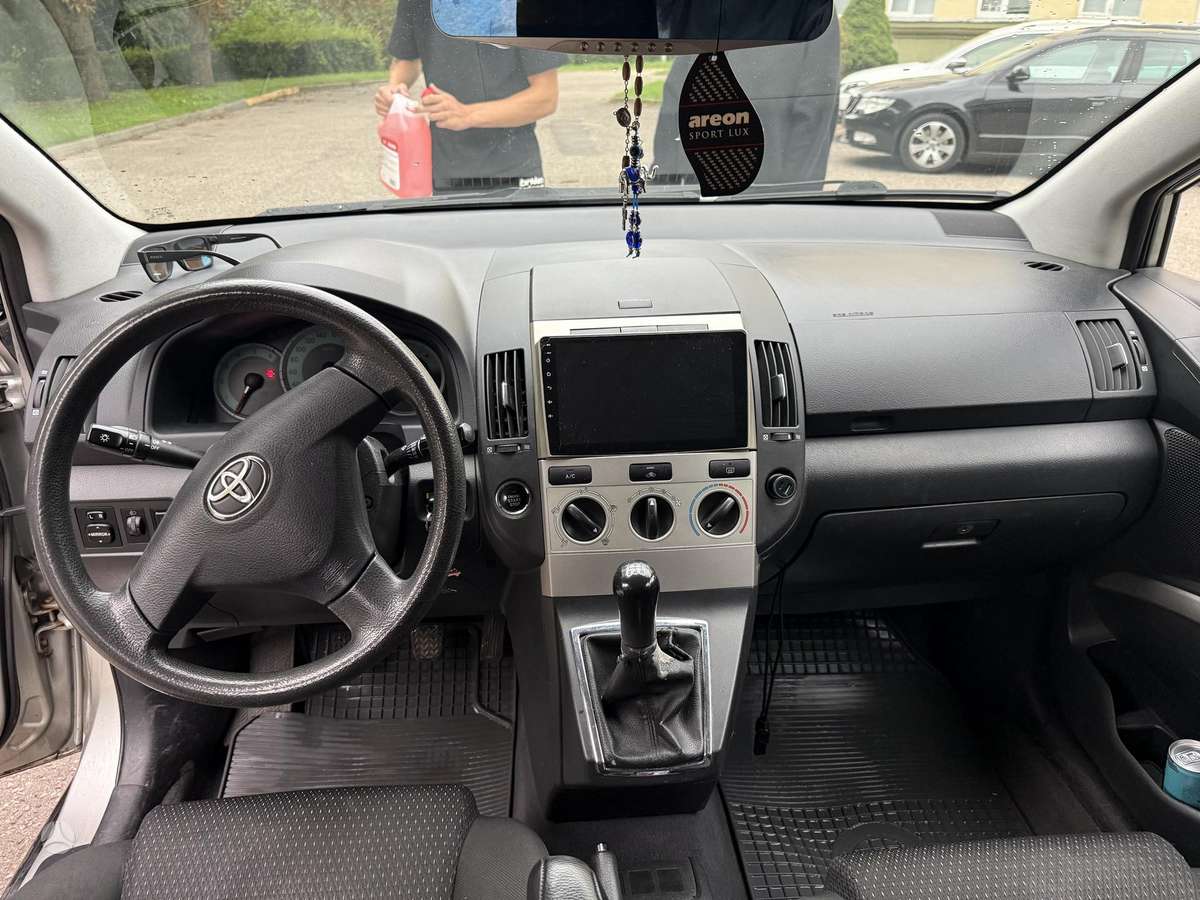Toyota Corolla Verso, Седан