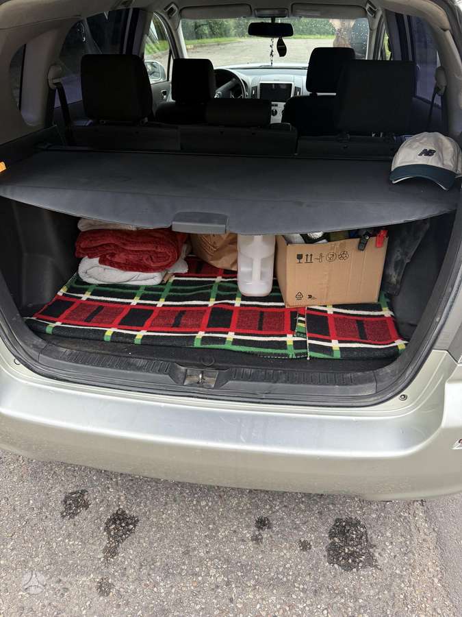 Toyota Corolla Verso, Седан