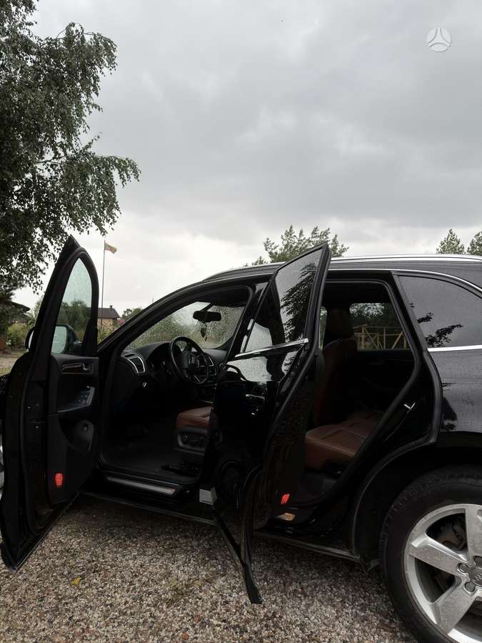 Audi Q5, 3.2 l., off-road / crossover