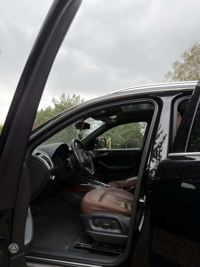 Audi Q5, 3.2 l., off-road / crossover