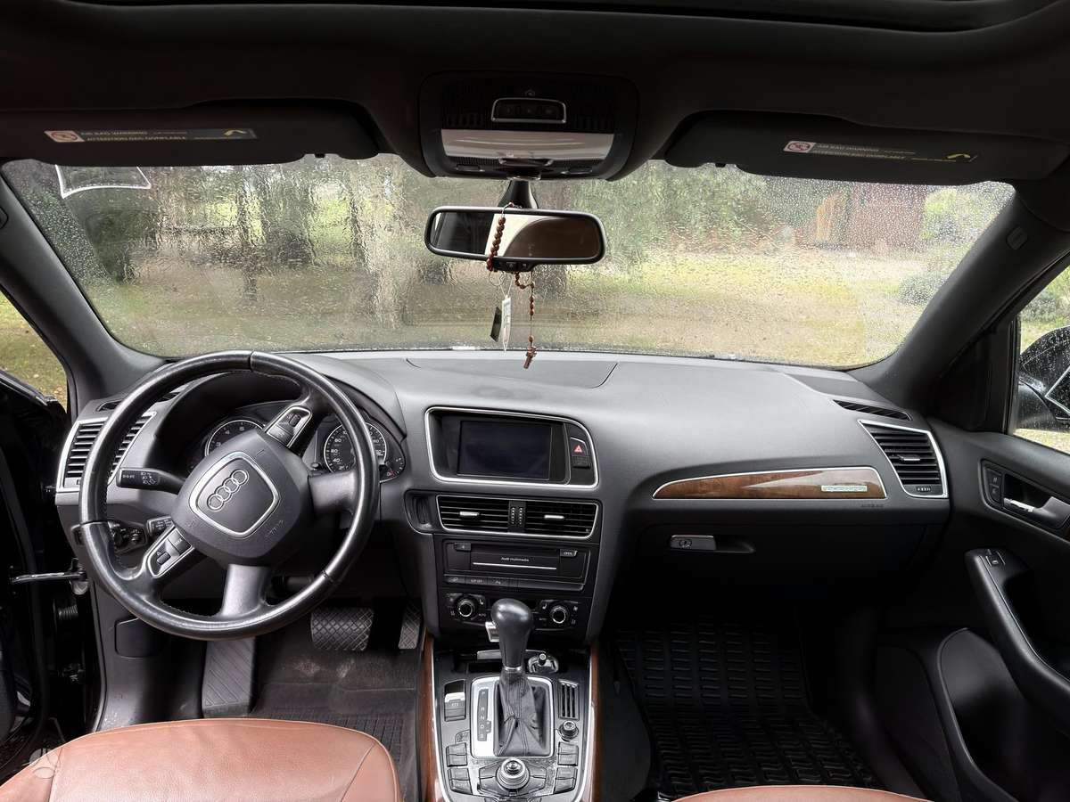 Audi Q5, 3.2 l., off-road / crossover