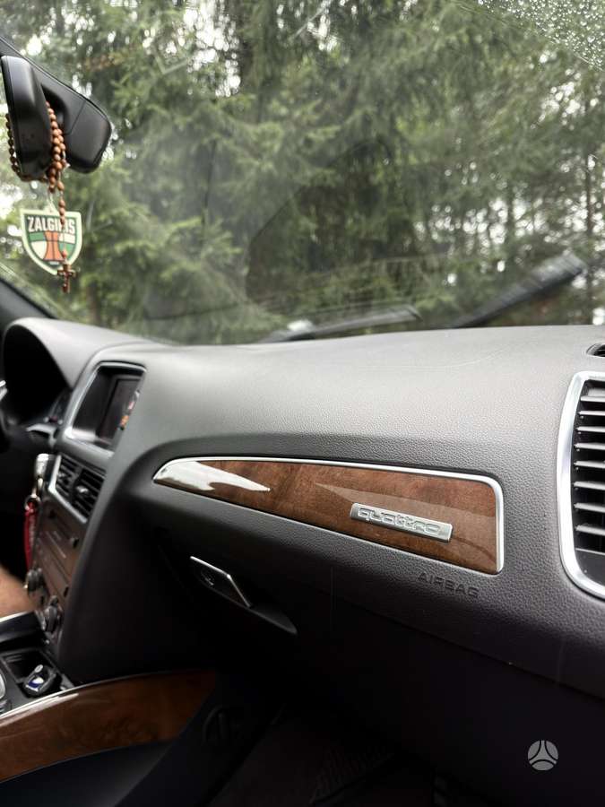 Audi Q5, 3.2 l., off-road / crossover