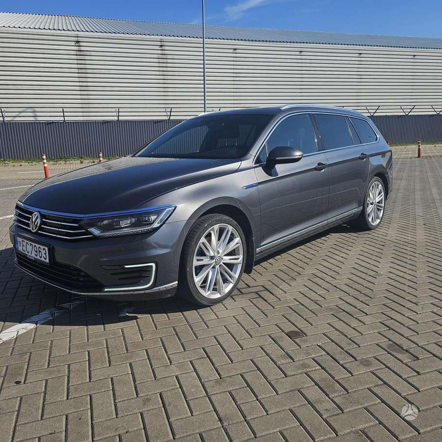 Volkswagen Passat - 1