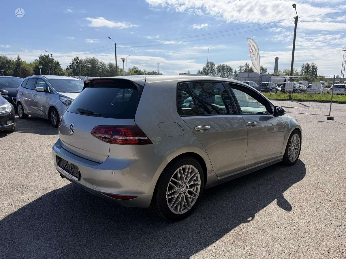 Volkswagen Golf - 6