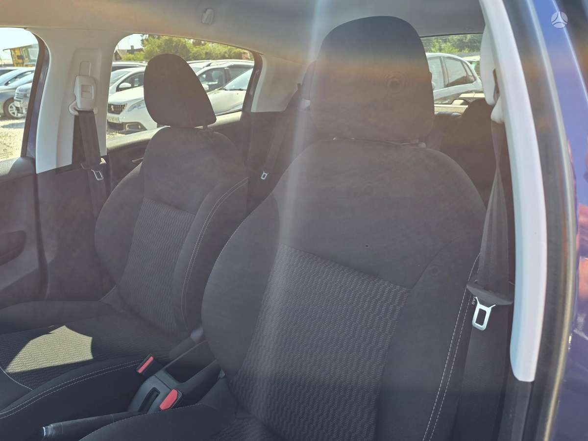 Peugeot 208 - 8