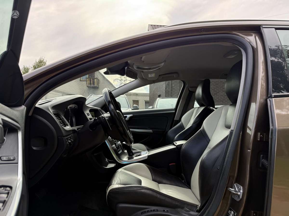 Volvo V60 Cross Country - 12